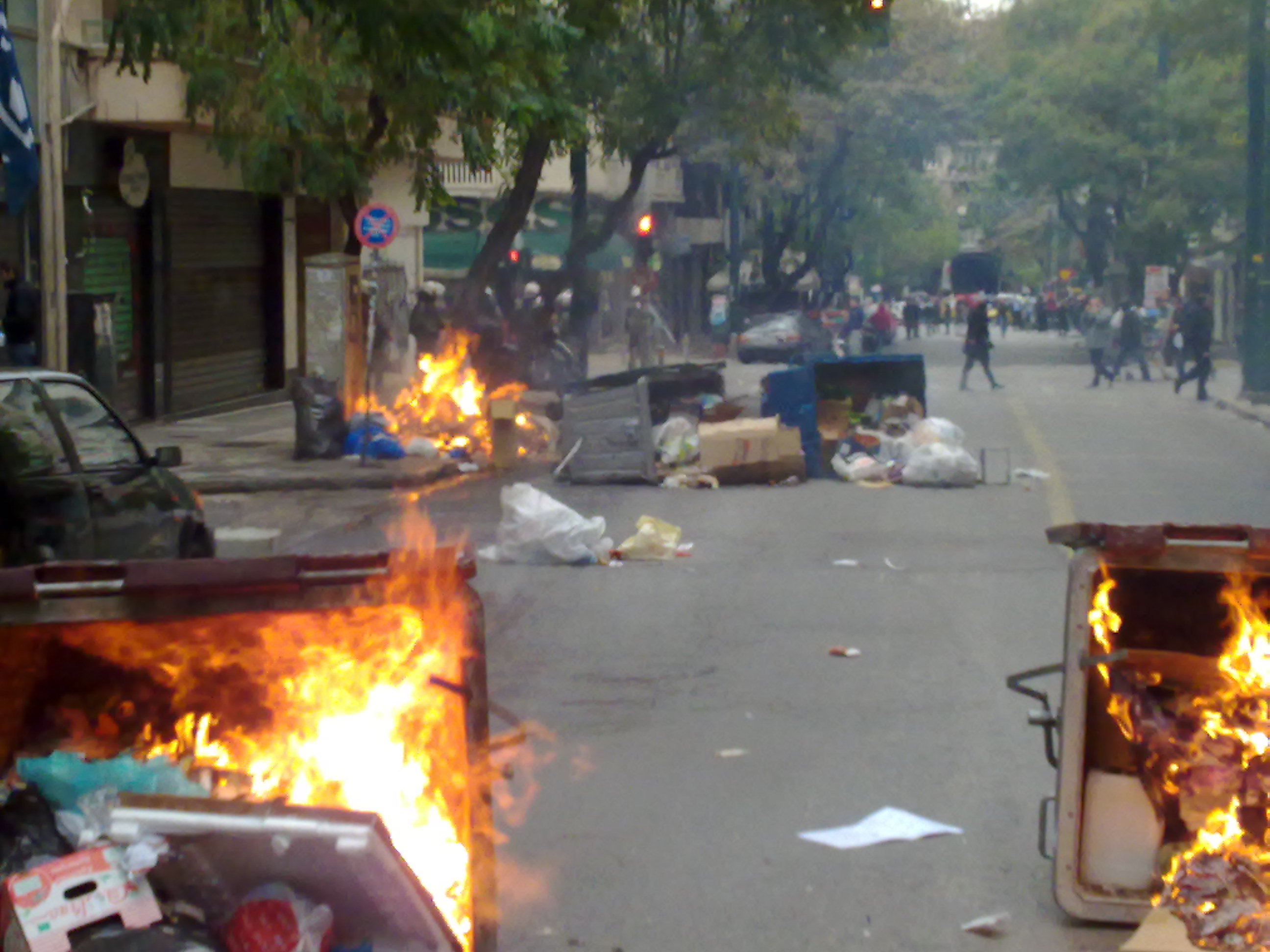 Ώρα 15:35 Οδοφράγματα και φωτιές στην Στουρνάρη