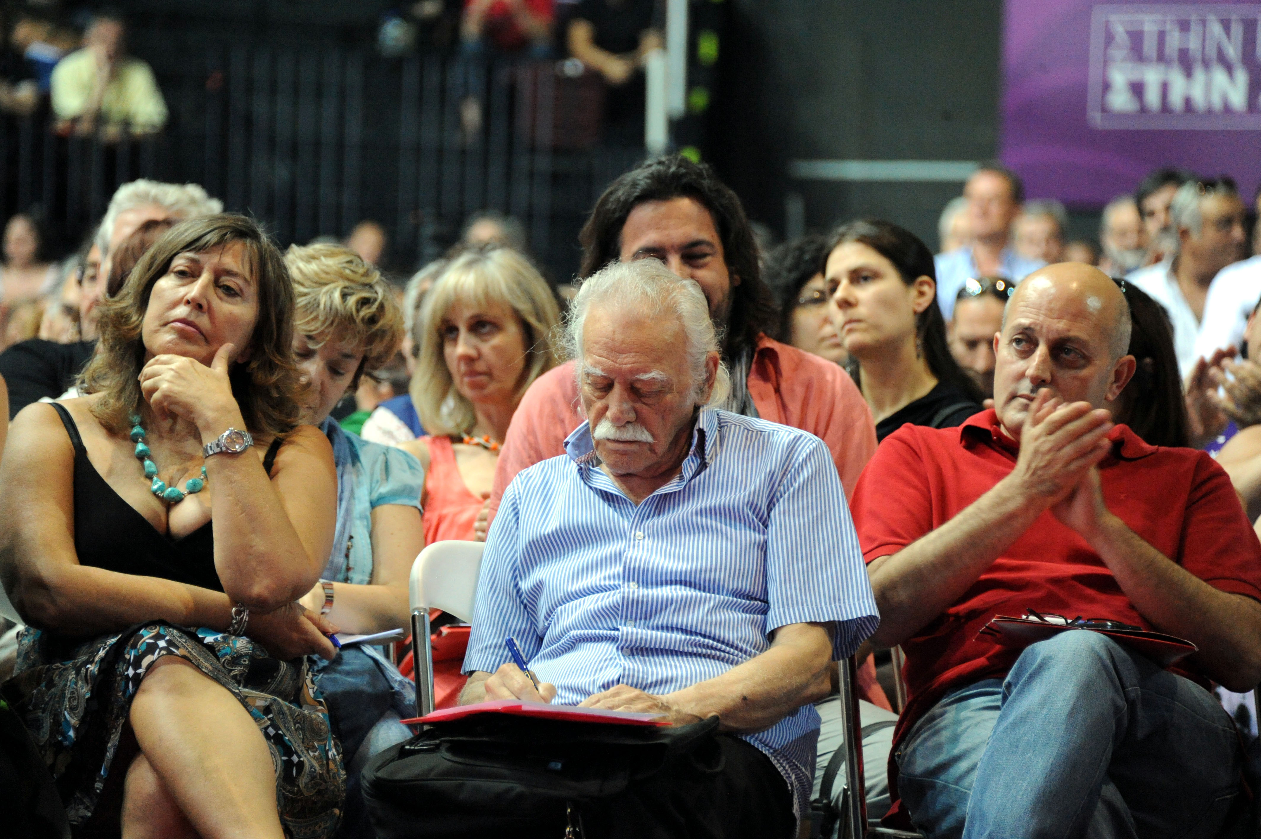 Ο Μανώλης Γλέζος κρατά σημειώσεις ενώ ο Αλέξης Τσίπρας μιλά στο συνέδριο του ΣΥΡΙΖΑ - ΦΩΤΟ EUROKINISSi