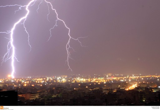 Ισχυρές καταιγίδες το βράδυ στην Αττική - Προβλήματα στις ακτοπλοϊκές συγκοινωνίες