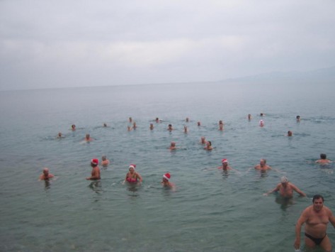 Έκοψαν την πρωτοχρονιάτικη πίτα τους στα παγωμένα νερά του Παγασητικού - BINTEO