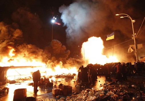 Σκηνές... πολέμου στο Κίεβο με φωτιές και αίμα - Η αστυνομία περικύκλωσε τους διαδηλωτές - Προσοχή! Σκληρές εικόνες - ΔΕΙΤΕ LIVE