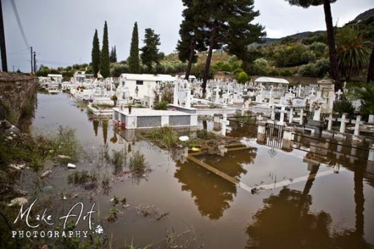 `Βούλιαξε` νεκροταφείο στον Αστακό από την έντονη βροχόπτωση (ΦΩΤΟ)