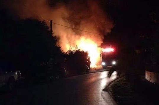 Φθιώτιδα: Η στιγμή που οι φλόγες ''καταπίνουν'' γνωστό beach bar - ’γνωστα τα αίτια που προκάλεσαν τη φωτιά (Φωτό)!