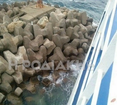 Κάσος: Κολλημένο σε αυτά τα βράχια το Βιτσέντζος Κορνάρος με 227 επιβάτες - Δίχως τέλος η ταλαιπωρία για όλους (Φωτό και βίντεο)!