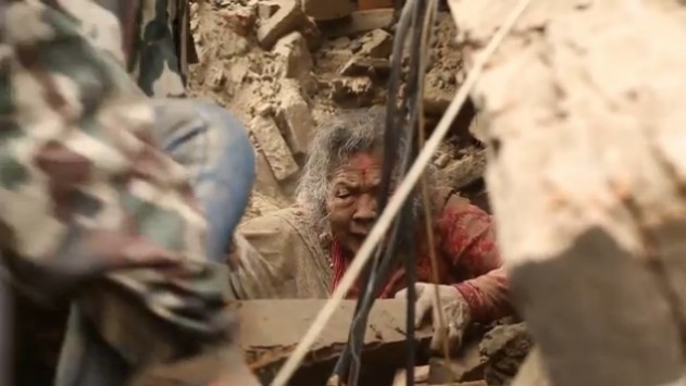 Έτρεχαν να σωθούν ενώ τα κτίρια καταπλάκωναν ανθρώπους - Συγκλονιστικό βίντεο από τον σεισμό στο Νεπάλ