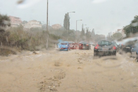 Η κακοκαιρία `τσακίζει` την Κεφαλονιά - 90 άνθρωποι παραλίγο να πνιγούν - Συγκλονιστικές φωτογραφίες