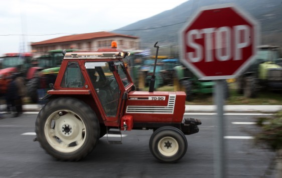 Πελοπόννησος: Μένουν και ενισχύουν τα μπλόκα τους οι αγρότες - Βγαίνουν νέα τρακτέρ σε Λακωνία και Κορινθία!