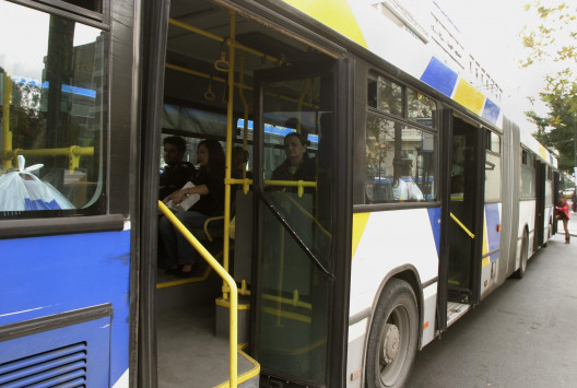 Απίστευτο το ελληνικό Δημόσιο - Προσέλαβαν μουσική επιμελήτρια για τα λεωφορεία του ΟΑΣΑ - 3.900 ευρώ για να αλλάζει μουσική