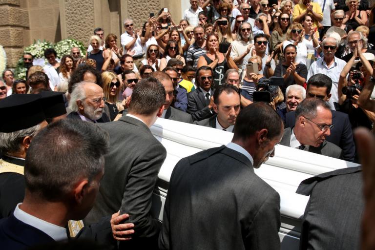 Ζωή Λάσκαρη Κηδεία: Σπαρακτικός επικήδειος από τον Αλέξανδρο Λυκουρέζο | Newsit.gr