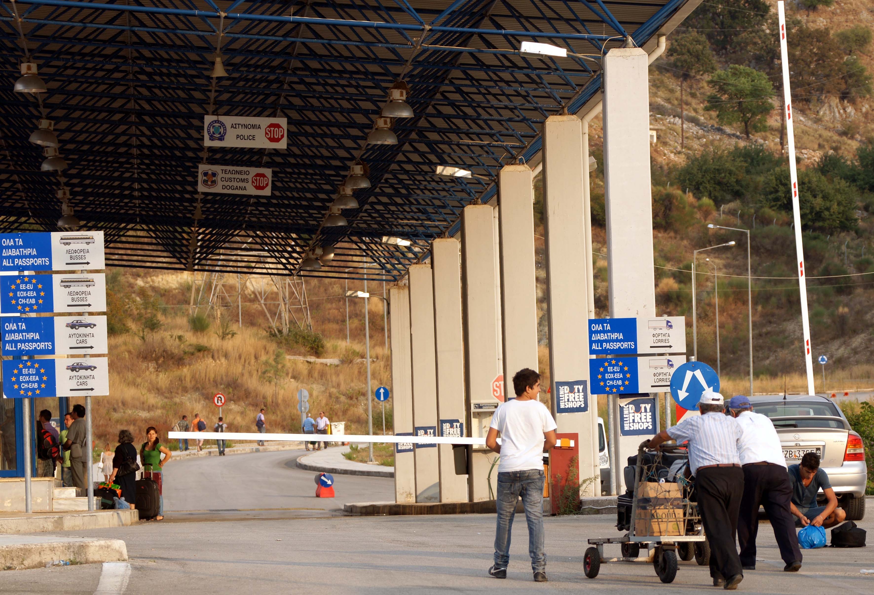 Λίγα είναι τα άτομα που πηγαίνουν με τα πόδια από την μία χώρα στην άλλη