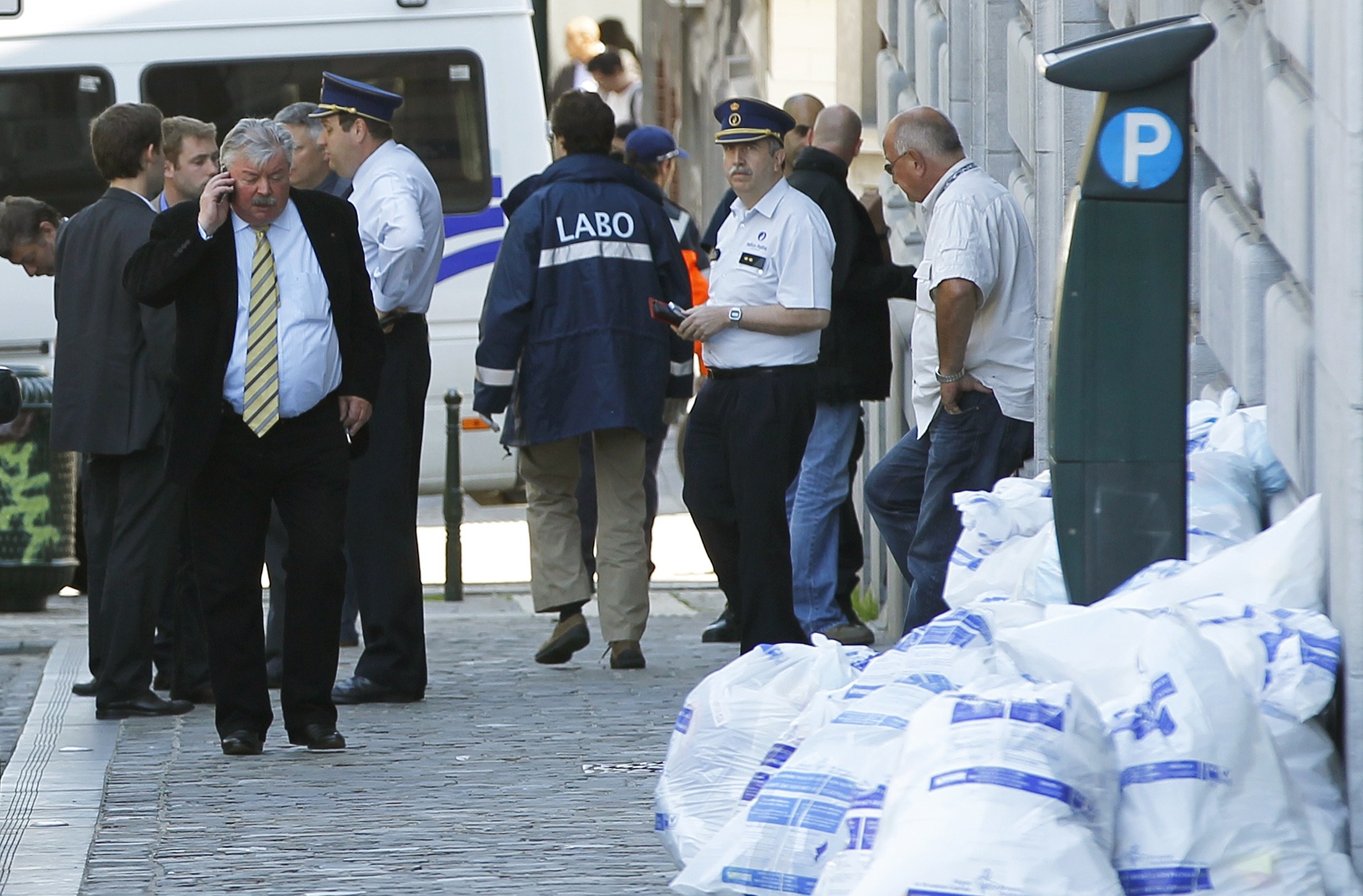 Ο δήμαρχος των Βρυξελλών μιλάει στο κινητό του τηλέφωνο και προσπαθεί να καταλάβει γιατί έγινε το μακελειό ΦΩΤΟ REUTERS