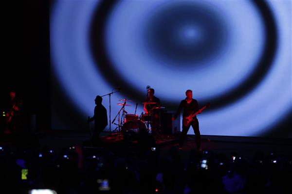 Οι U2 αναλαμβάνουν να κλείσουν την παρουσίαση της Apple