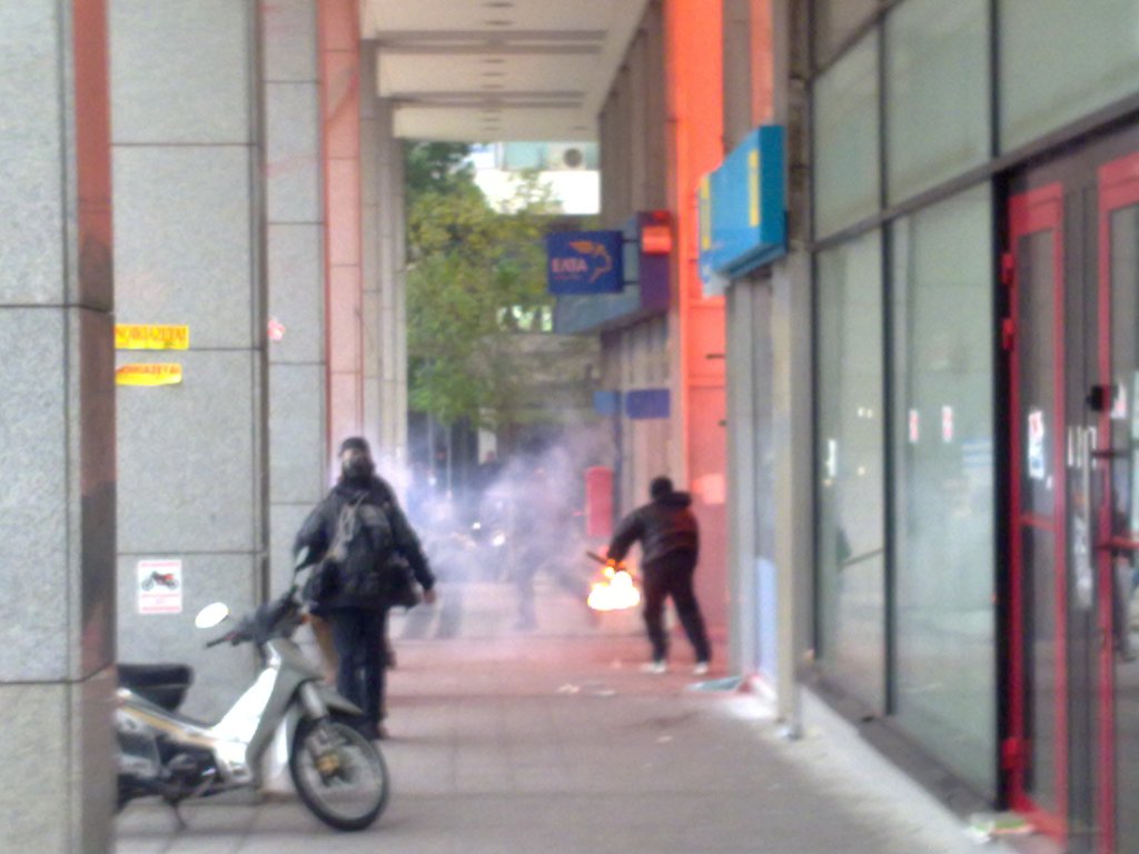 Ώρα 13:45 Επίθεση με μολότοφ στο υπουργείο Οικονομικών