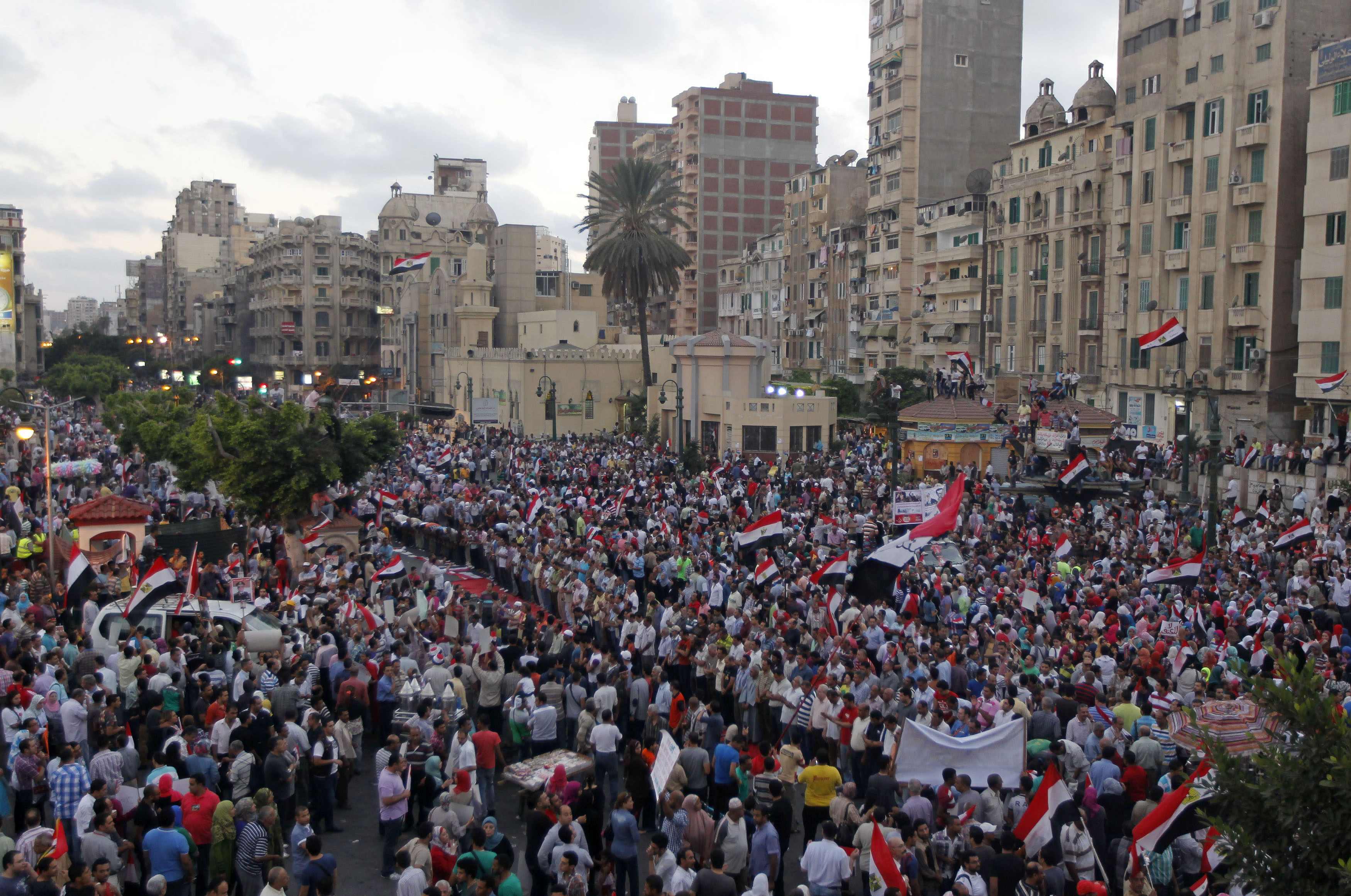 Χιλιάδες υποστηρικτές του στρατού κατέβηκαν και πάλι στους δρόμους του Καϊρου ΦΩΤΟ REUTERS