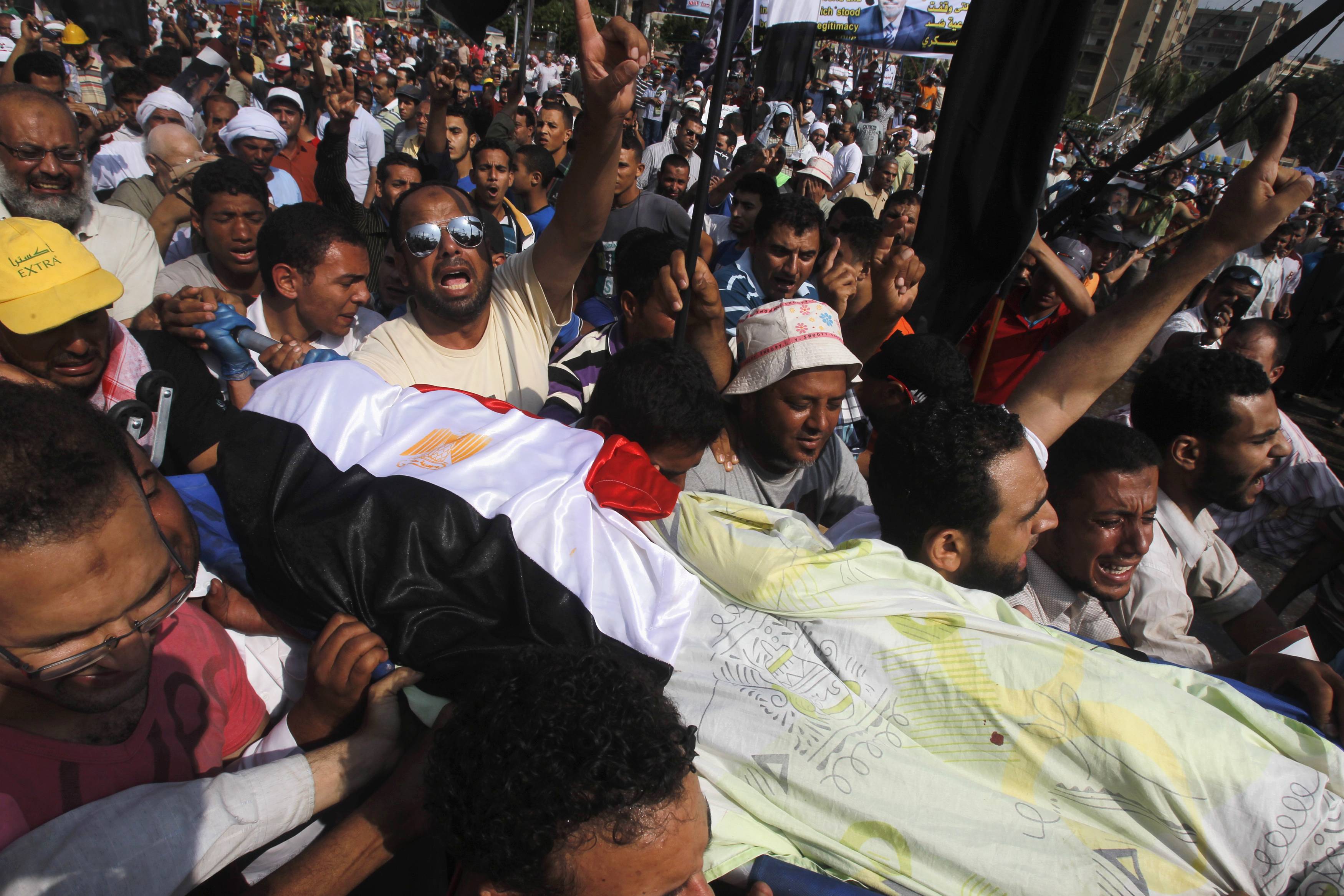 Ένας από τους υποστηρικτές του Μόρσι που έπεσε νεκρός οδηγείται στην τελευταία του κατοικία ΦΩΤΟ REUTERS