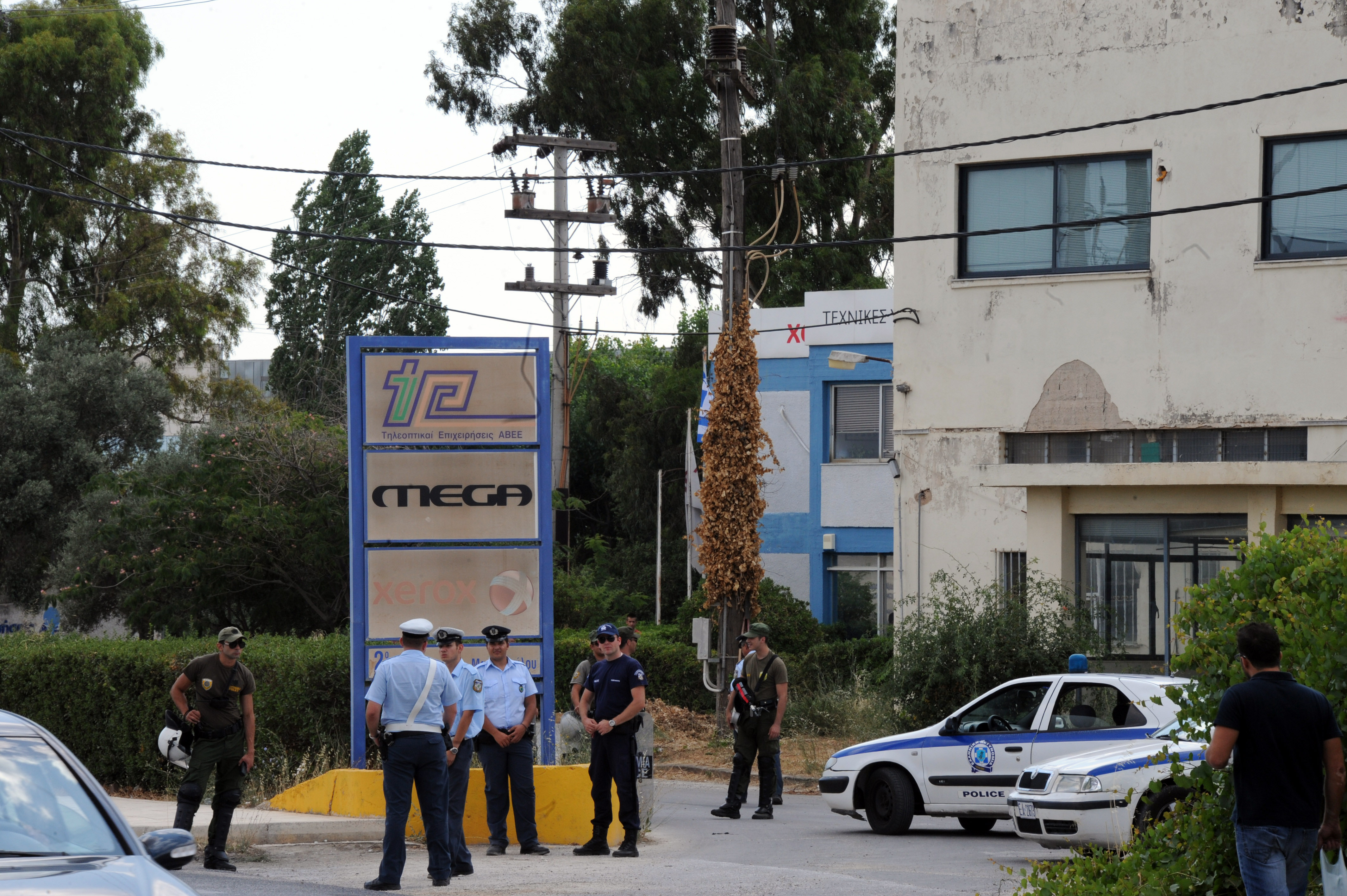 Αστυνομικές δυνάμεις έξω από τις εγκαταστάσεις απ 'οπου βγαίνει το σήμα της ΔΤ ΦΩΤΟ EUROKINISSI