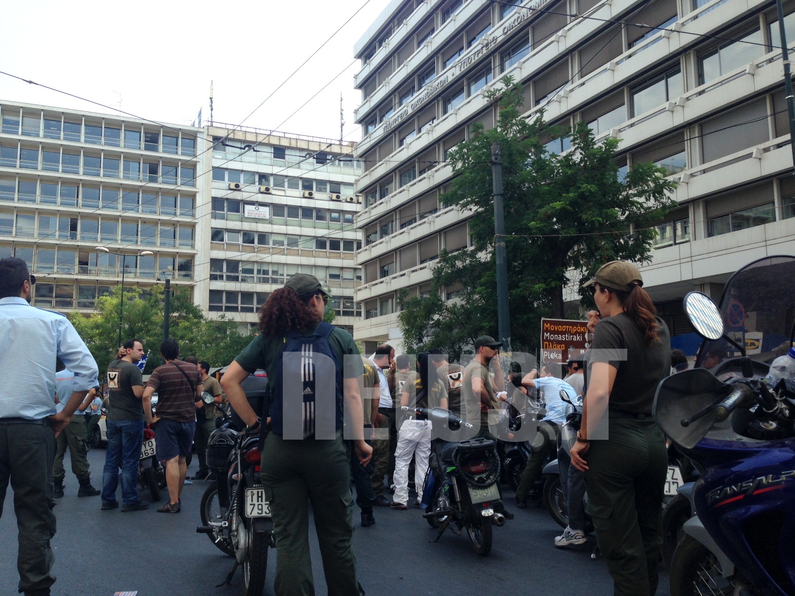Περίπου 200 δημοτικοί αστυνομικοί συγκεντρώθηκαν έξω από το ΥΠΟΙΚ ΦΩΤΟ NEWSIT