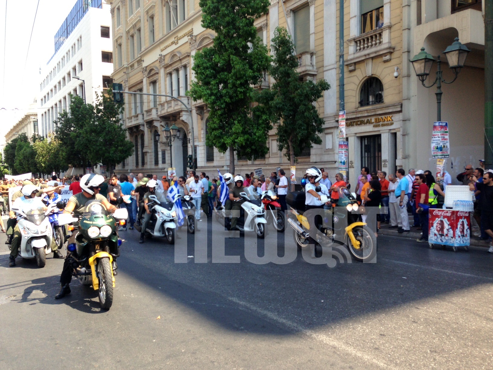 Με αυτοκίνητα και μηχανές οι δημοτικοί αστυνομικοί έφτασαν στην οδό Σταδίου. ΦΩΤΟ NEWSIT