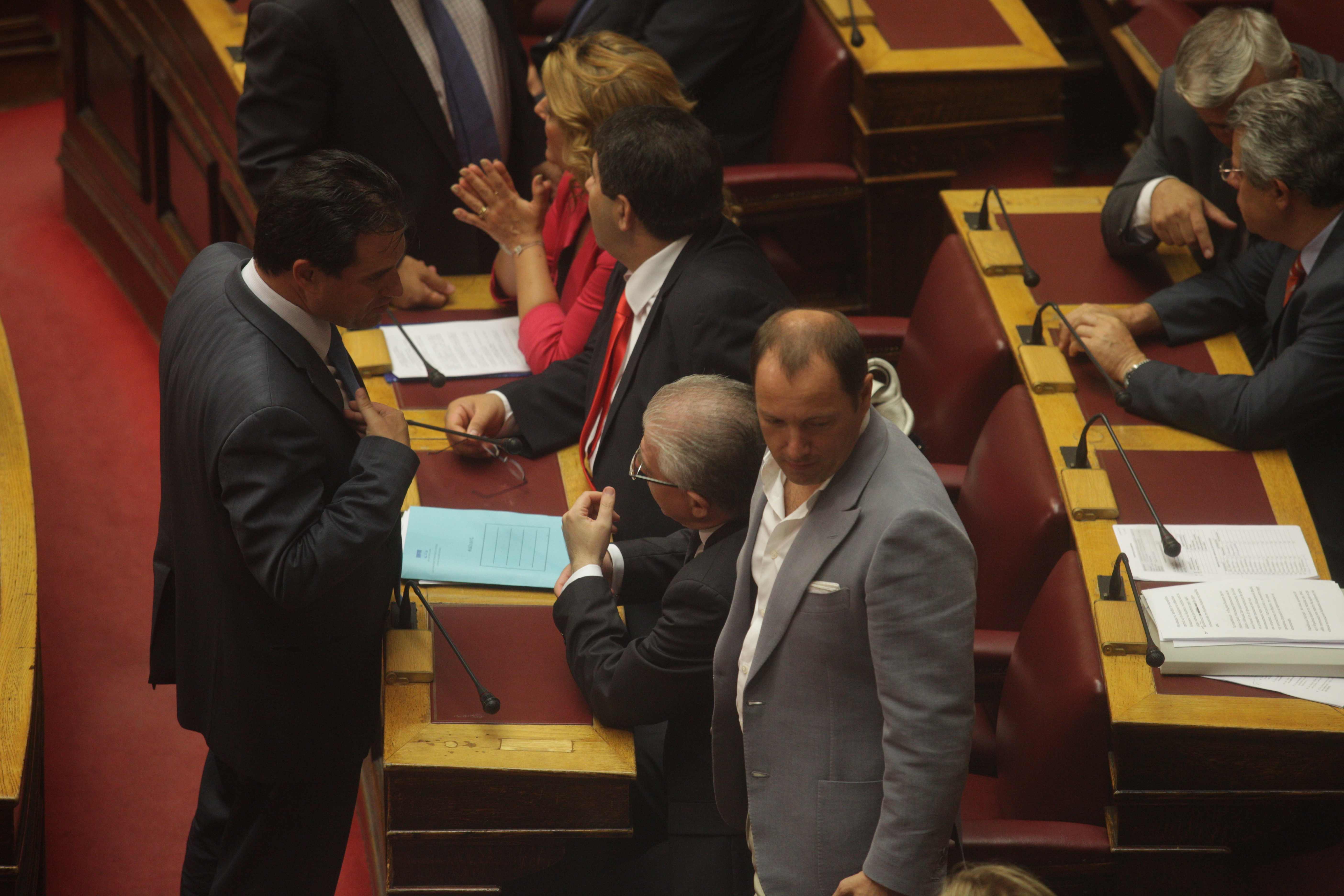 ΦΩΤΟ EUROKINISSI - Τα πηγαδάκια λίγο πριν την ψηφοφορία στη Βουλή δίνουν και παίρνουν