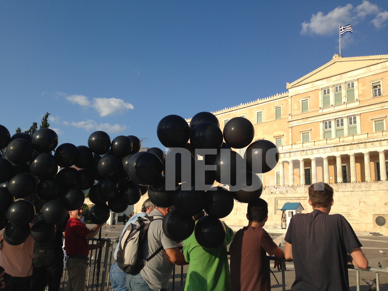 Μαύρα μπαλόνια στα κάγκελα της Βουλής ΦΩΤΟ NEWSIT