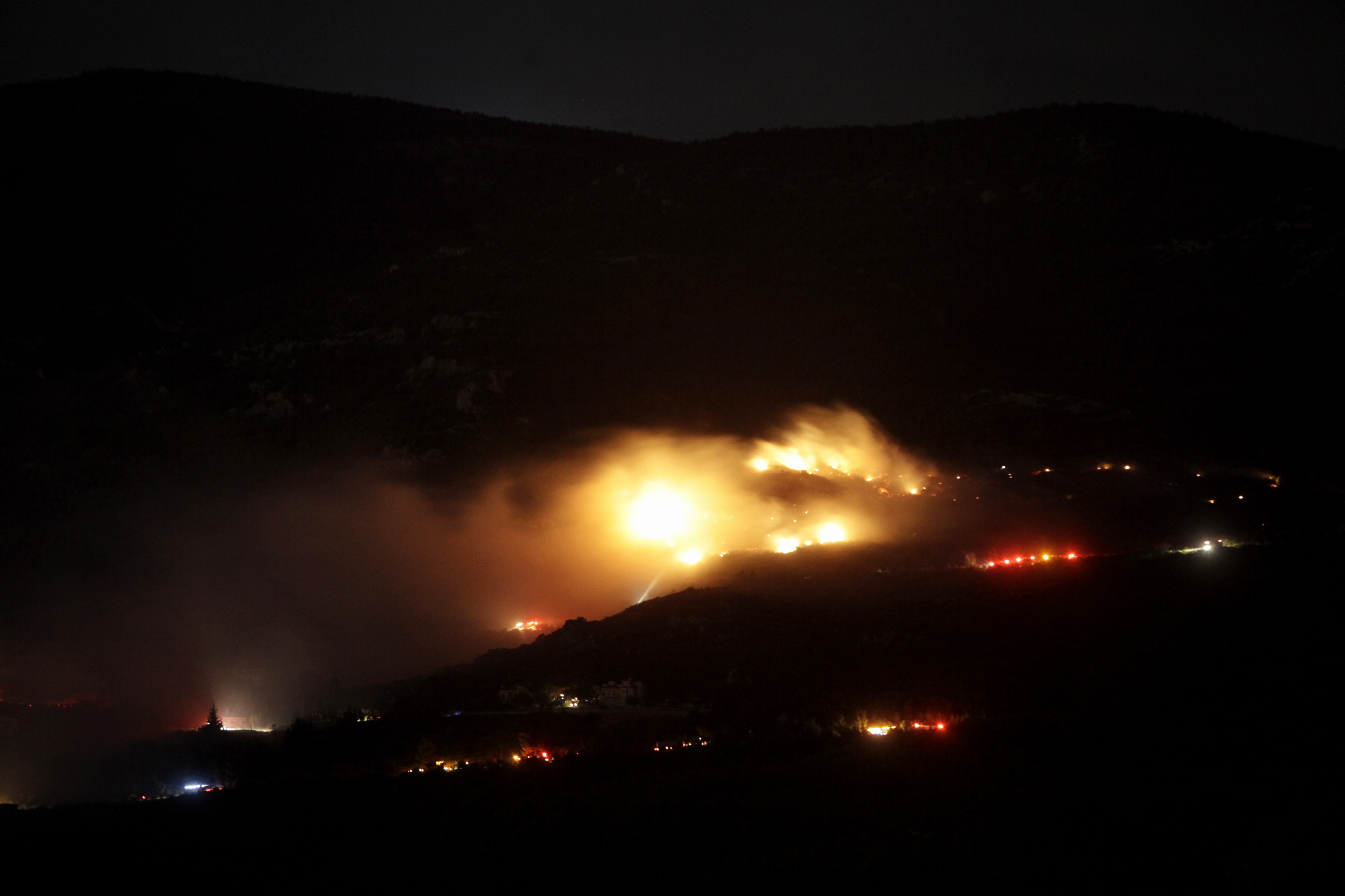 Το μέτωπο της Βαρυμπόμπης στη θέση Πέτρα ΦΩΤΟ EUROKINISSI