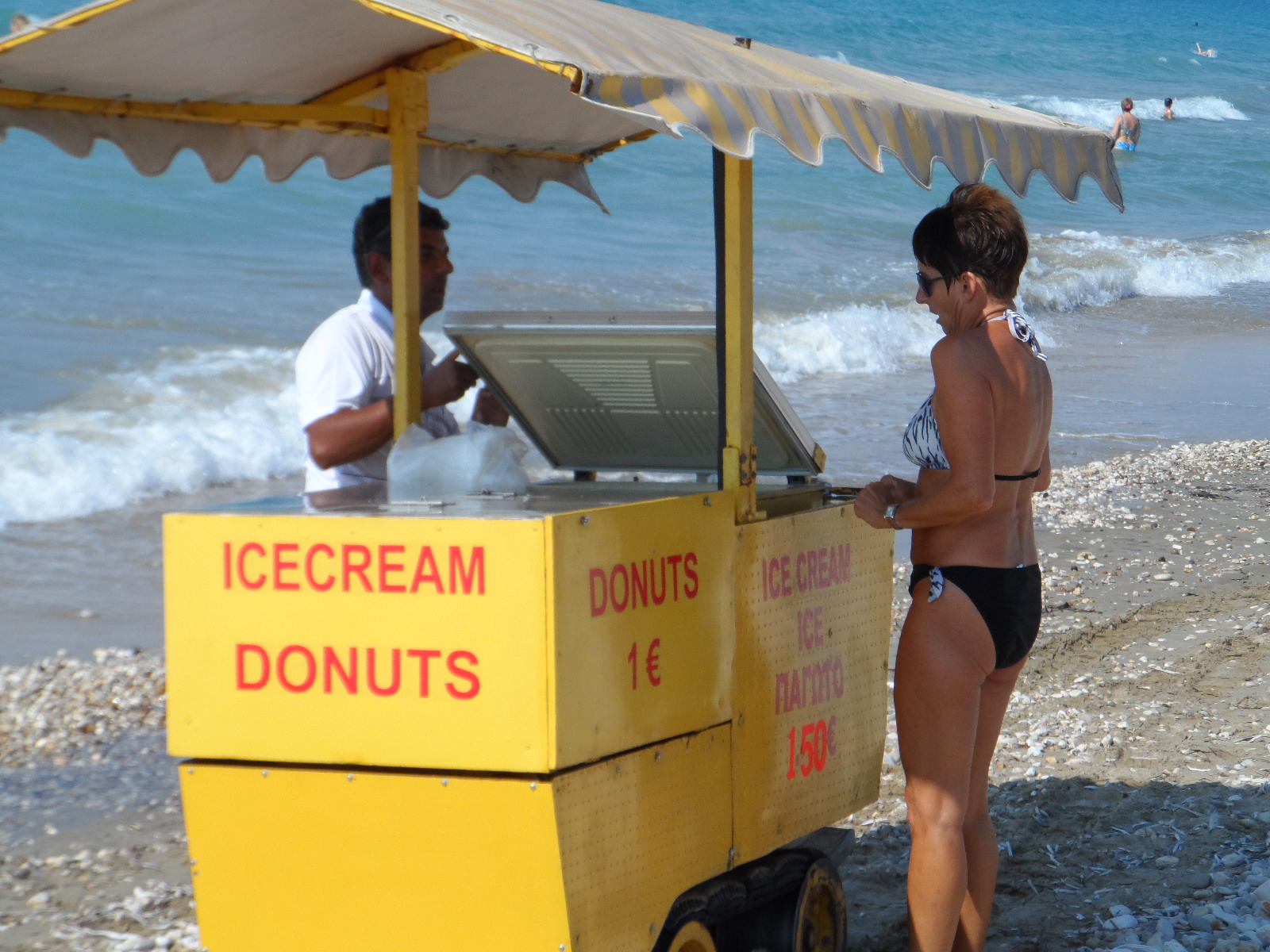 ΦΩΤΟEUROKINISSI - Εκτός από παγωτά και donuts έχει το κινούμενο μαγαζί