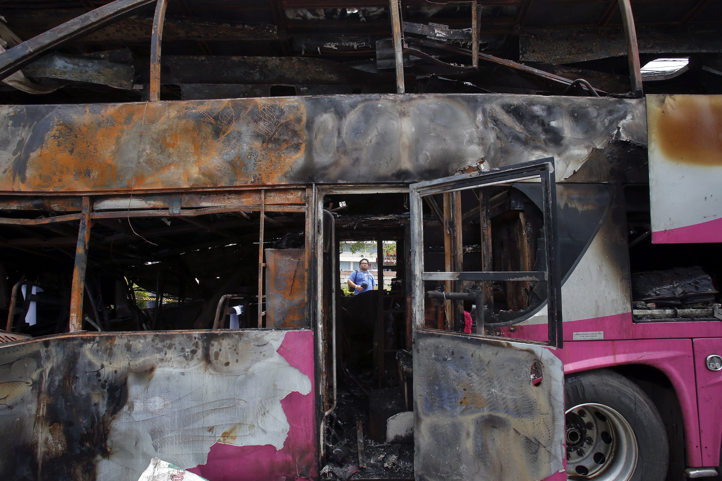 Το λεωφορείο πήρε φωτιά αμέσως μετά τη σύγκρουση με το φορτηγό. ΦΩΤΟ REUTERS