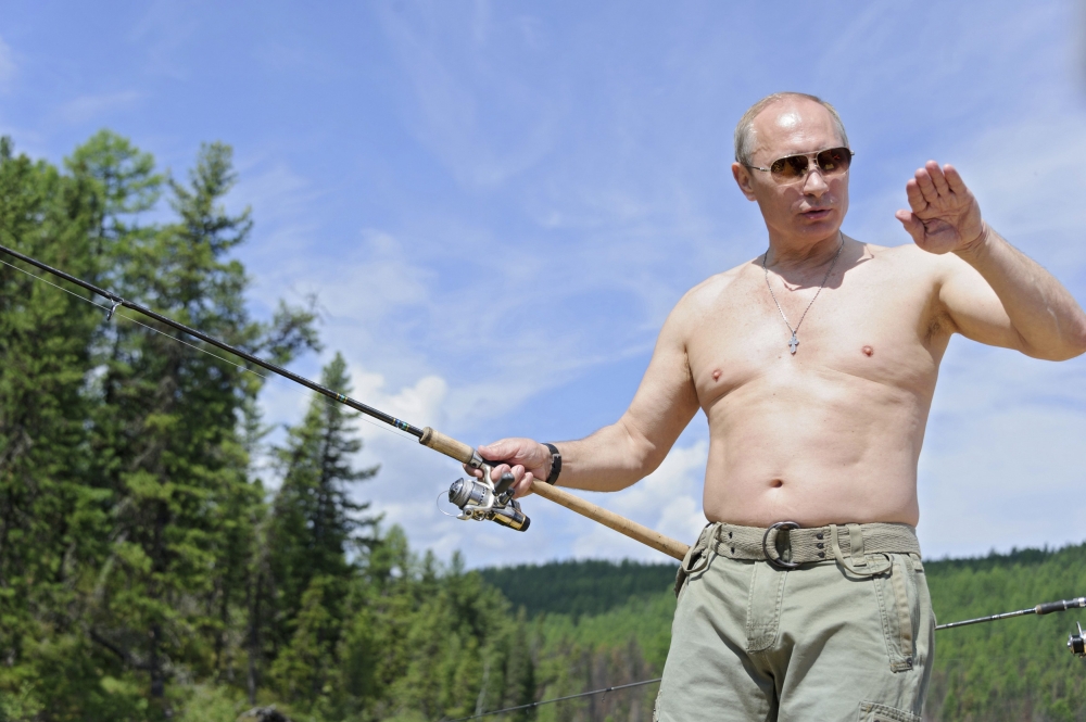 Χωρίς μπλούζα ψάρευε ο Ρώσος Πρόεδρος - ΦΩΤΟ REUTERS