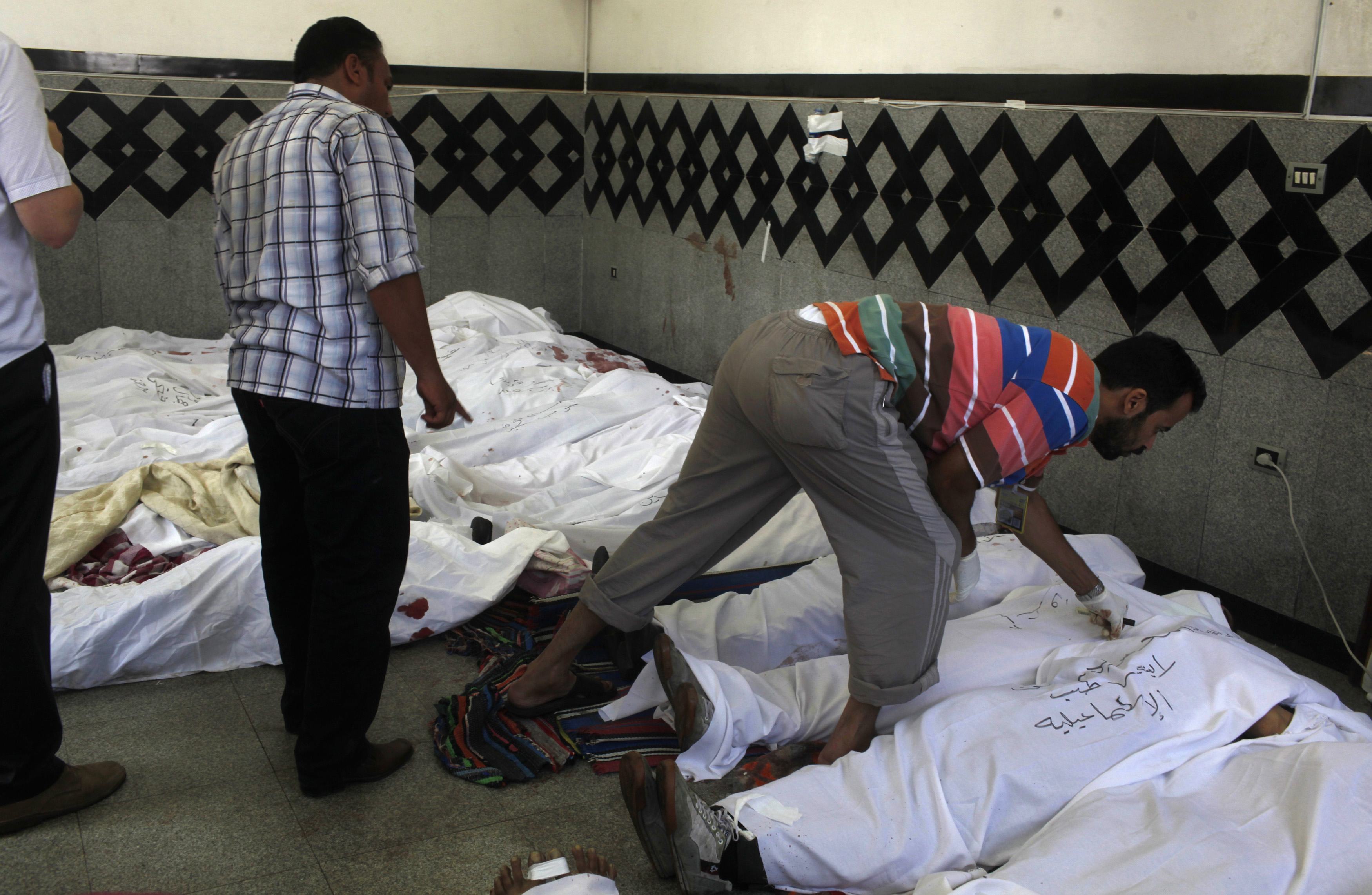 Αναζητούς τους δικούς τους ανθρώπους αναμεσα στα πτώματα - ΦΩΤΟ REUTERS