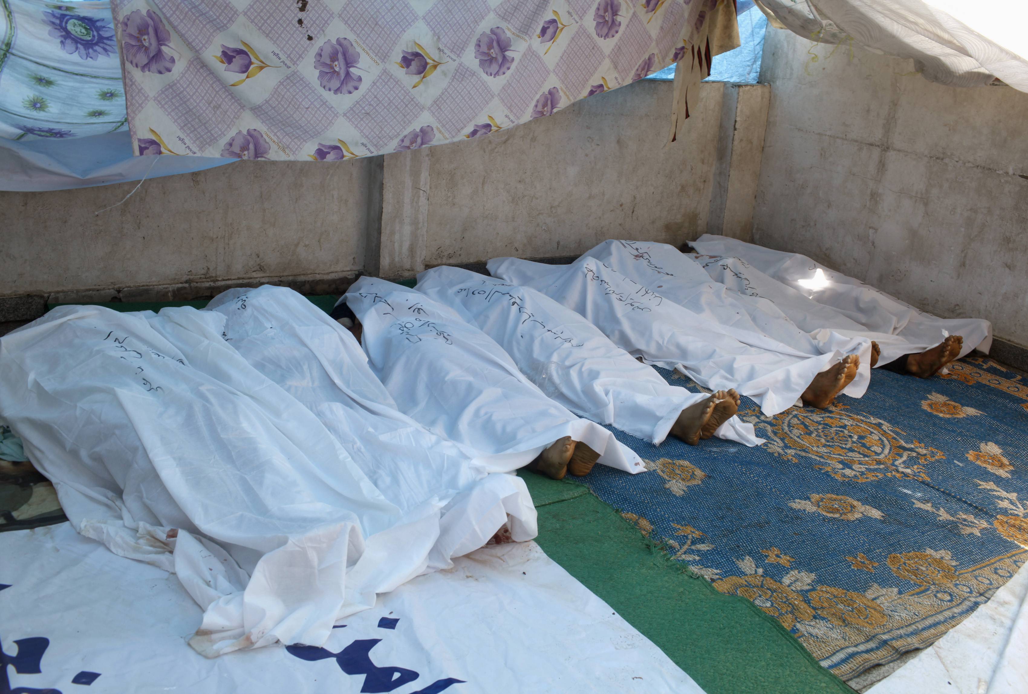 Οι σοροί σε αυτοσχέδιο νεκροτομείο - ΦΩΤΟ REUTERS