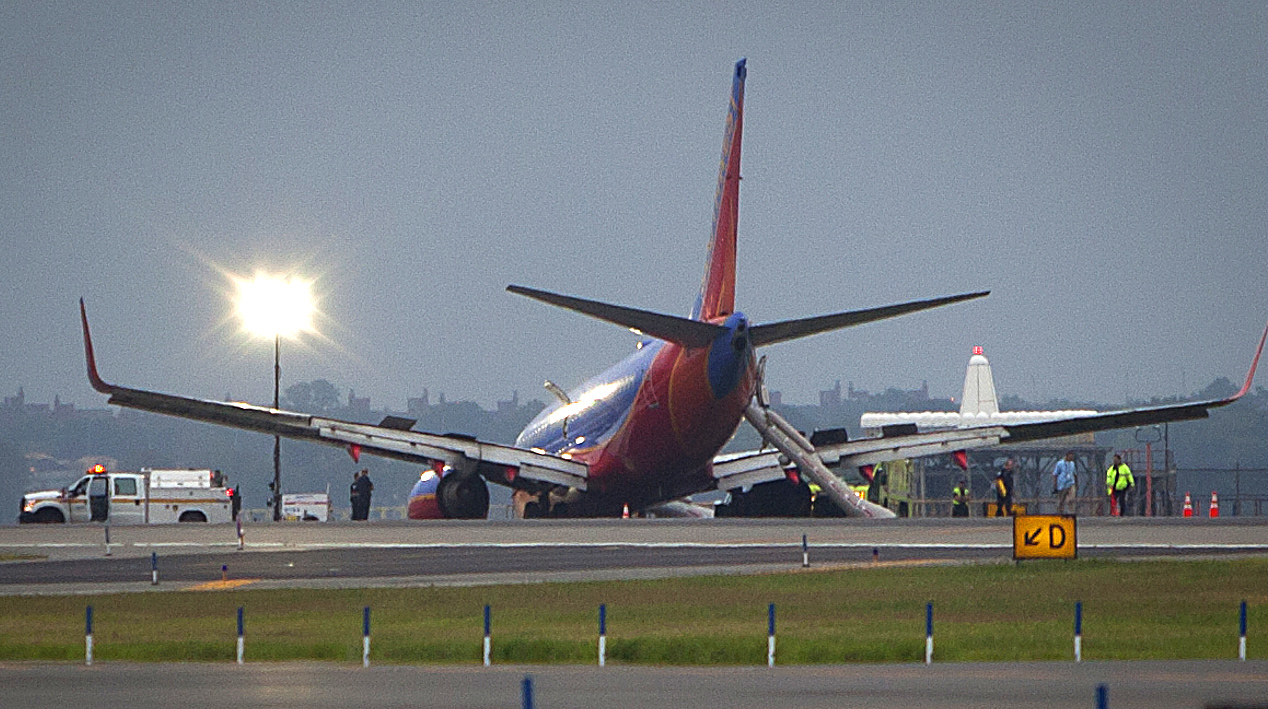 To αεροσκάφος της SouthwestAirlines στον αεροδιάδρομο του LaGuardia - ΦΩΤΟΓΡΑΦΙΑ REUTERS