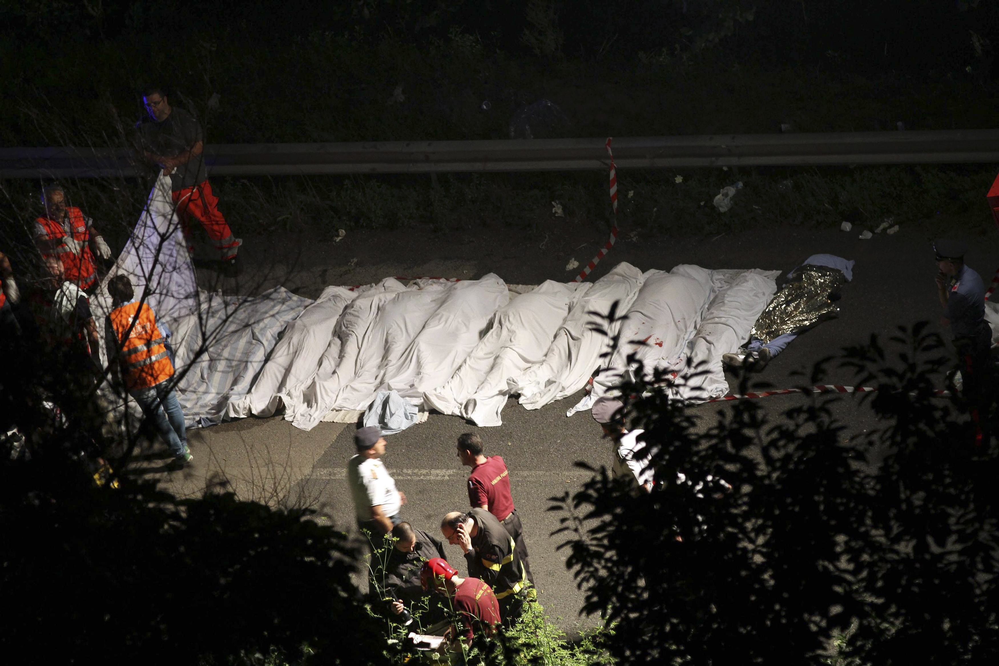 Οι σοροί των θυμάτων της τραγωδίας, καλυμμένοι με σεντόνια - ΦΩΤΟ REUTERS