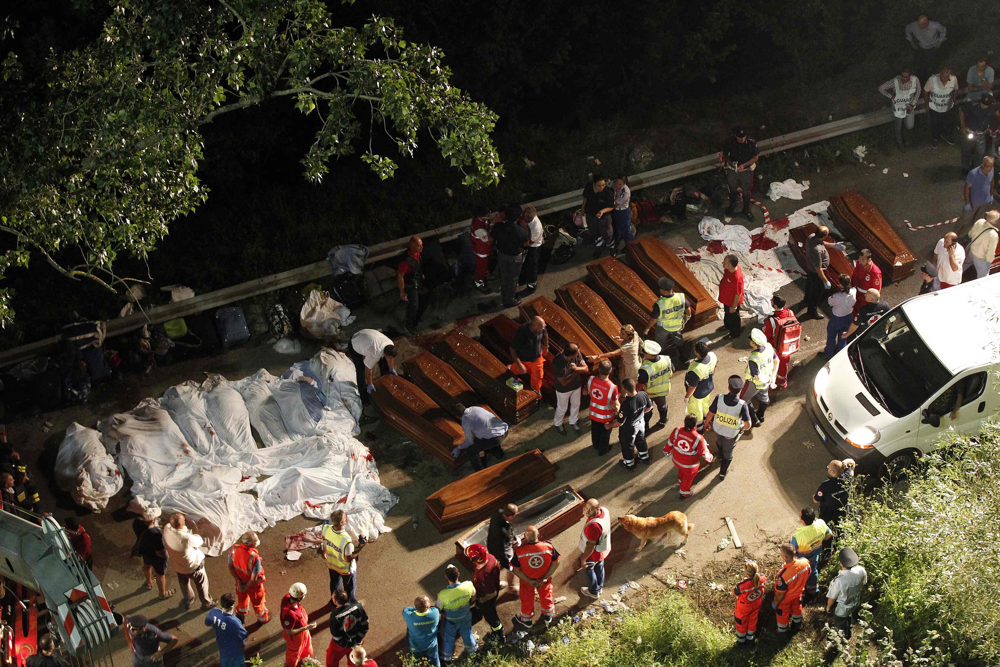 Τα φέρετρα για να μεταφέρουν τους νεκρούς έφτασαν άμεσα στον τόπο του δυστυχήματος - ΦΩΤΟ REUTERS