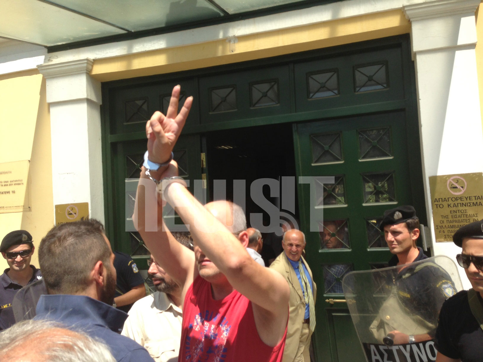 Οι συλληφθέντες με χειροπέδες στα χέρια οδηγούνται στο δικαστήριο ΦΩΤΟ NEWSIT