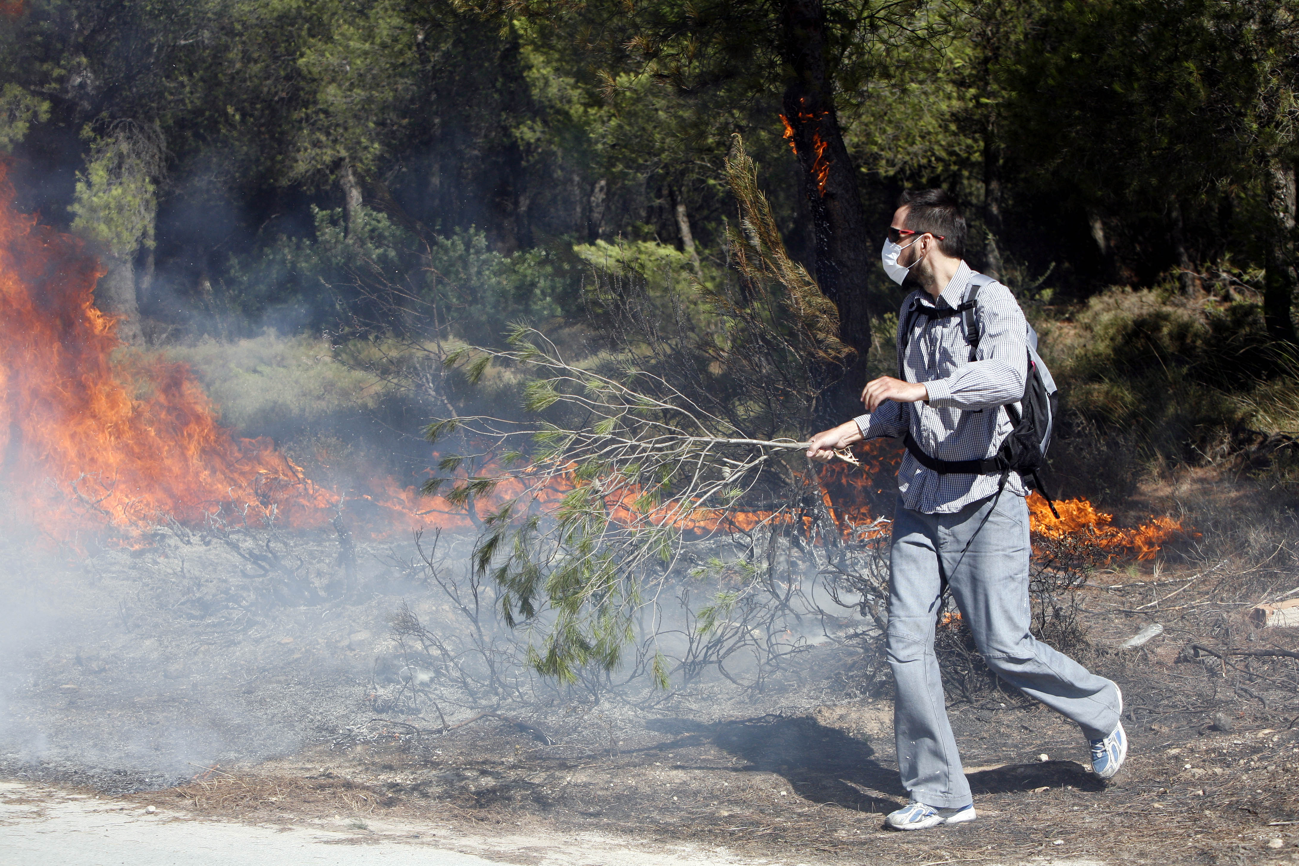 Πολίτες με κάθε τρόπο προσπαθούσαν να βοηθήσουν στην κατάσβεση της φωτιάς στην Πάρνηθα - ΦΩΤΟΓΡΑΦΙΑ EUROKINISSI