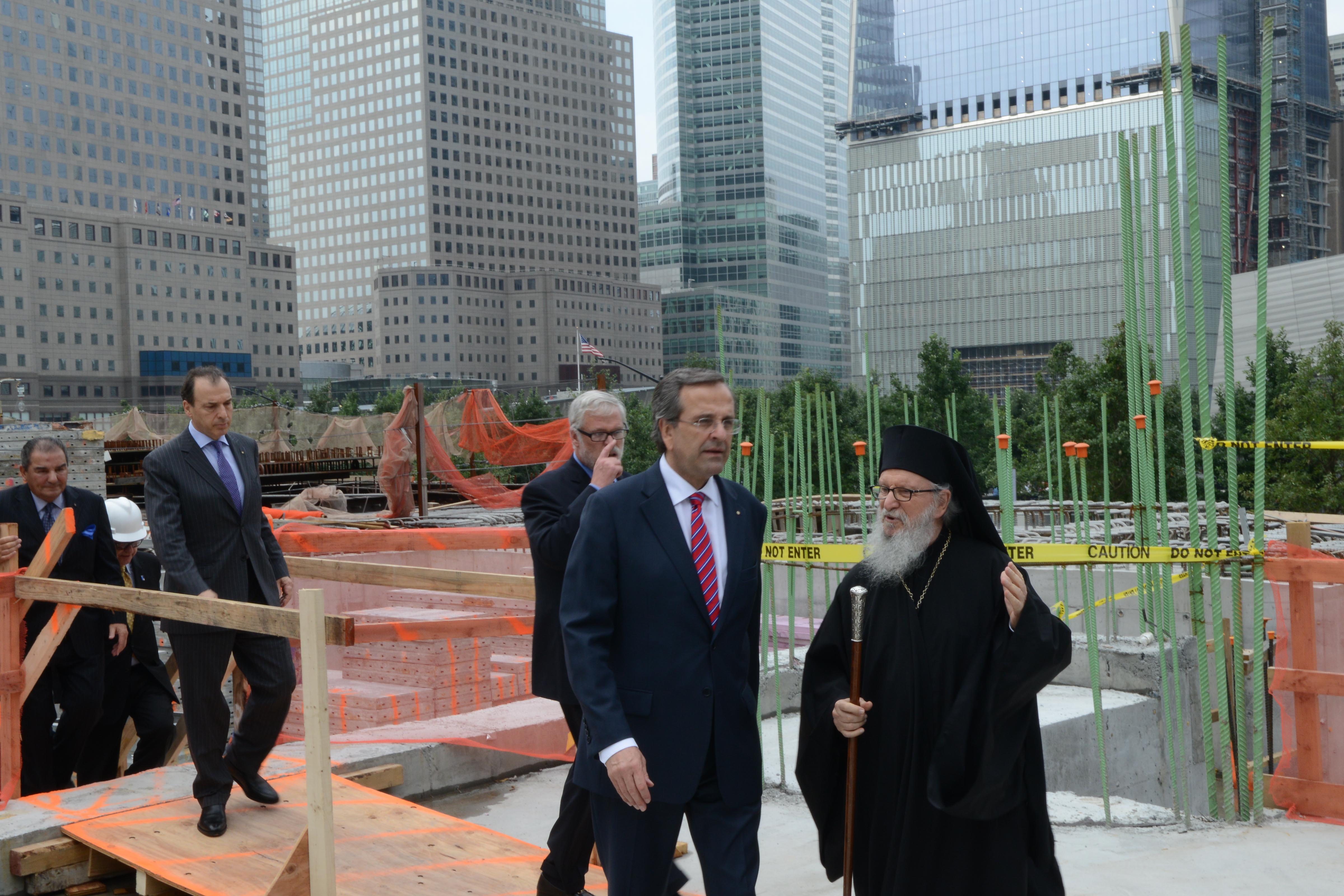Ο Αρχιεπίσκοπος Αμερικής ξενάγησε τον πρωθυπουργό στο σημείο και του μίλησε για τα έργα ανέγερσης του ναού του Αγίου Νικολάου - ΦΩΤΟΓΡΑΦΙΑ EUROKINISSI
