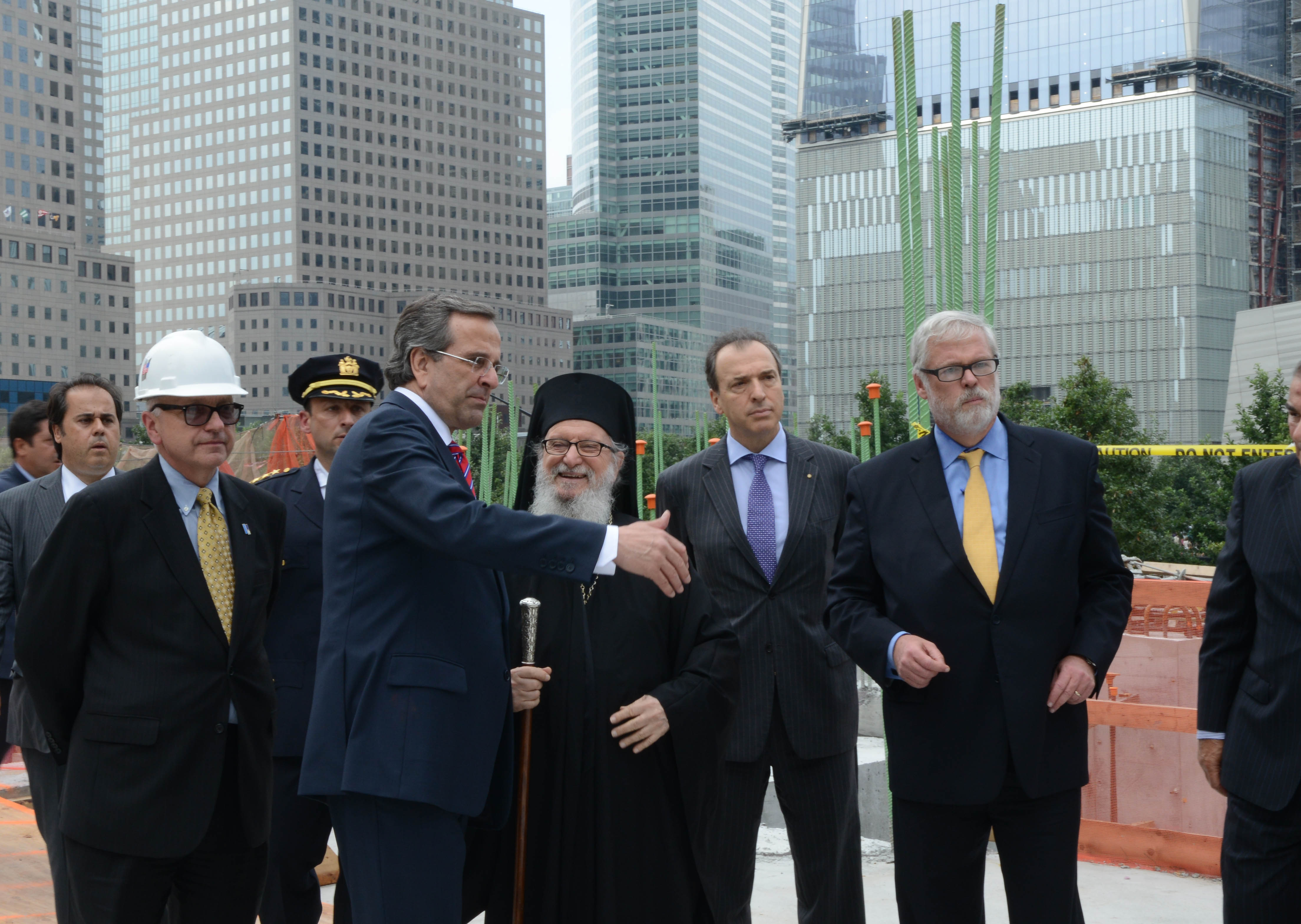 Ο πρωθυπουργός με τον Αρχιεπίσκοπο Δημήτριο στο Ground Zero - ΦΩΤΟΓΡΑΦΙΑ EUROKINISSI