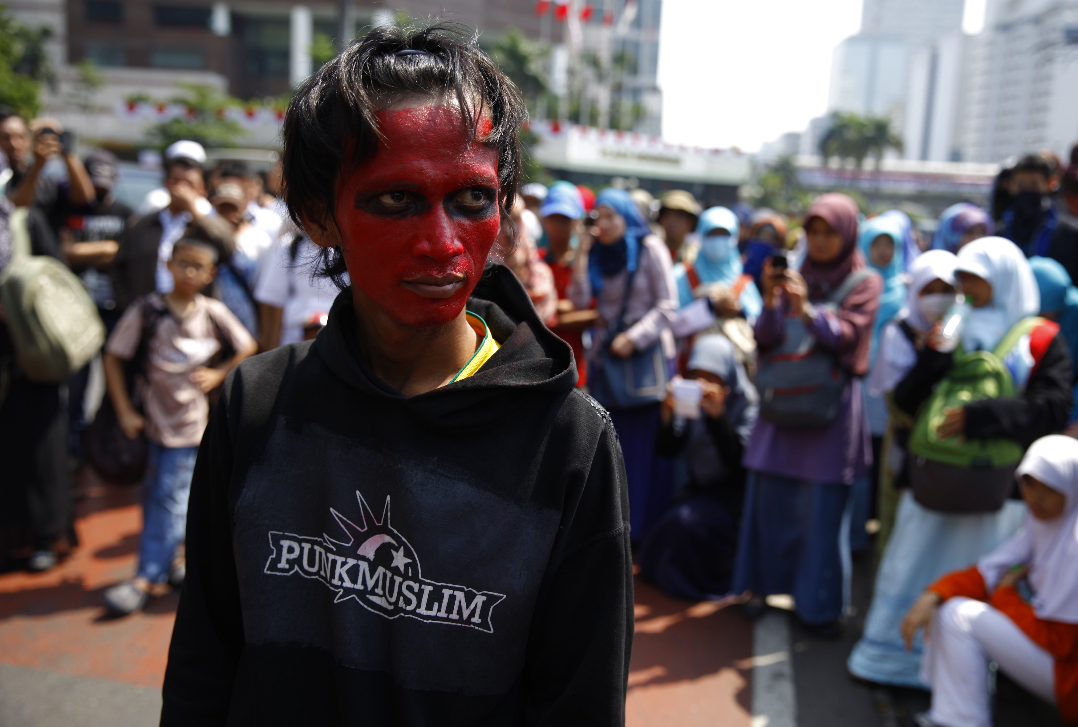 Νεαρός μουσουλμάνος από την Ινδονησία διαδηλώνει υπέρ του Μόρσι ΦΩΤΟ REUTERS