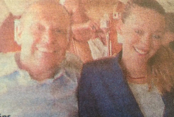 Η φωτογραφία που δημοσιεύθηκε με τον κ. Σταυρίδη να ποζάρει χαμογελαστός με την αεροσυνοδό στο λιαρ τζετ