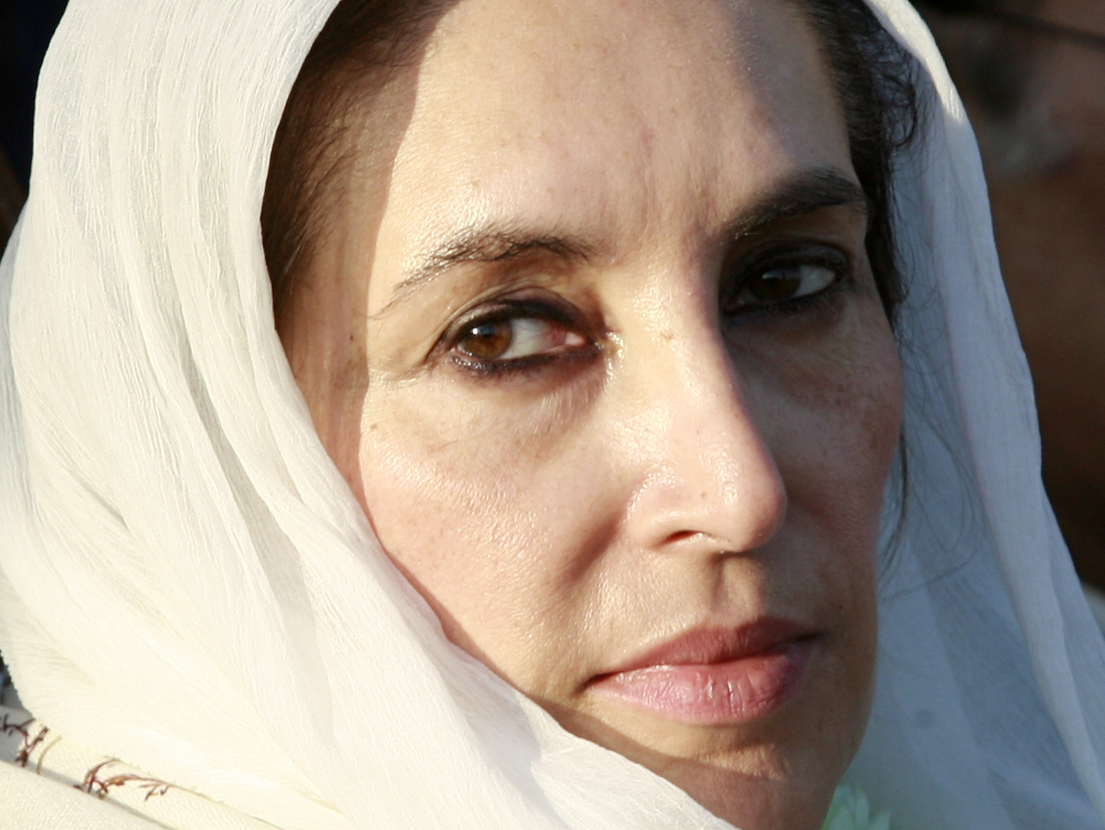 Η Μπεναζίρ Μπούτο, είχε διατελέσει δυο φορές πρωθυπουργός του Πακιστάν. Απόπειρα δολοφονίας της είχε γίνει και στις 18 Οκτωβρίου του 2007 όταν επέστρεψε από την εξορία. Τότε, στο Καράτσι, είχε σωθεί από την επίθεση καμικάζι αλλά είχαν σκοτωθεί 140 άνθρωποι - ΦΩΤΟΓΡΑΦΙΑ REUTERS