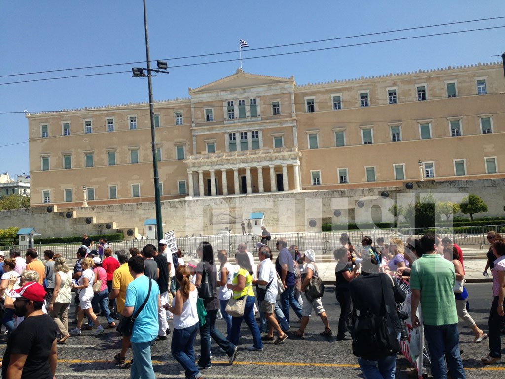Η πορεία μπροστά από τη Βουλή - ΦΩΤΟΓΡΑΦΙΑ NEWSIT