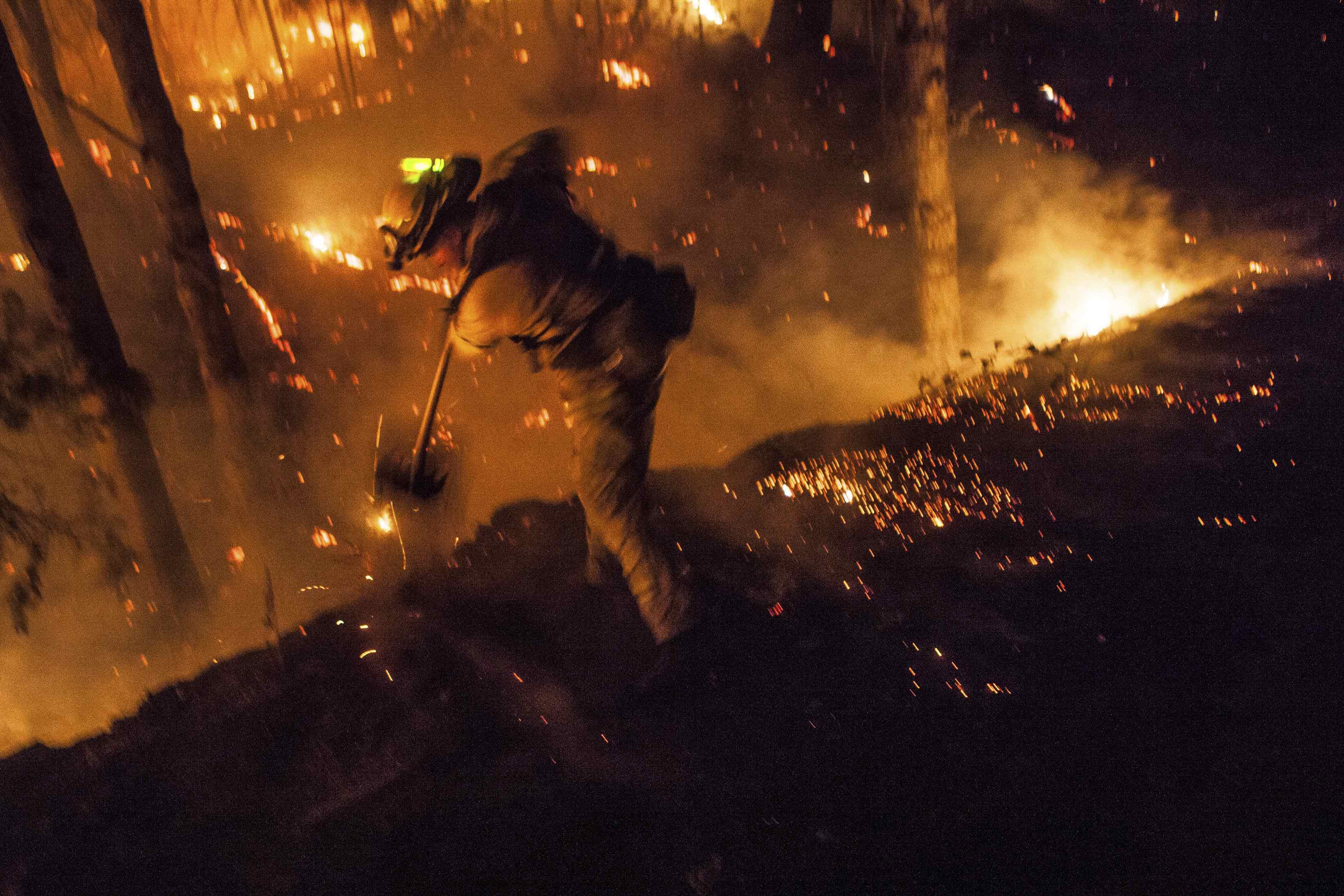 Με κάθε μέσο, οι πυροσβέστες προσπαθούν να περιορίσουν τη φωτιά - ΦΩΤΟΓΡΑΦΙΑ REUTERS