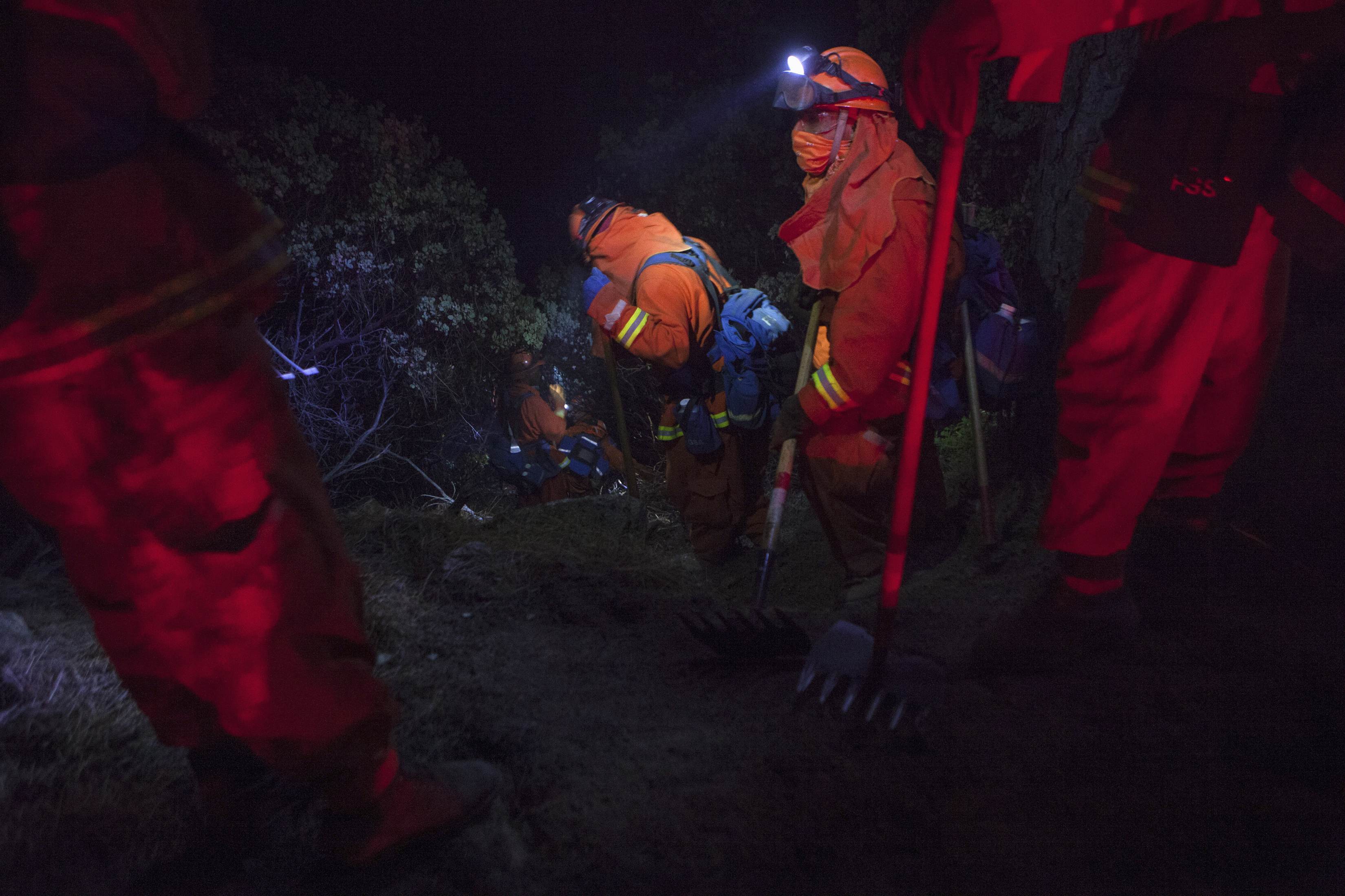 Μέρα νύχτα προσπαθούν οι πυροσβέστες να σβήσουν την καταστροφική φωτιά - ΦΩΤΟΓΡΑΦΙΑ REUTERS