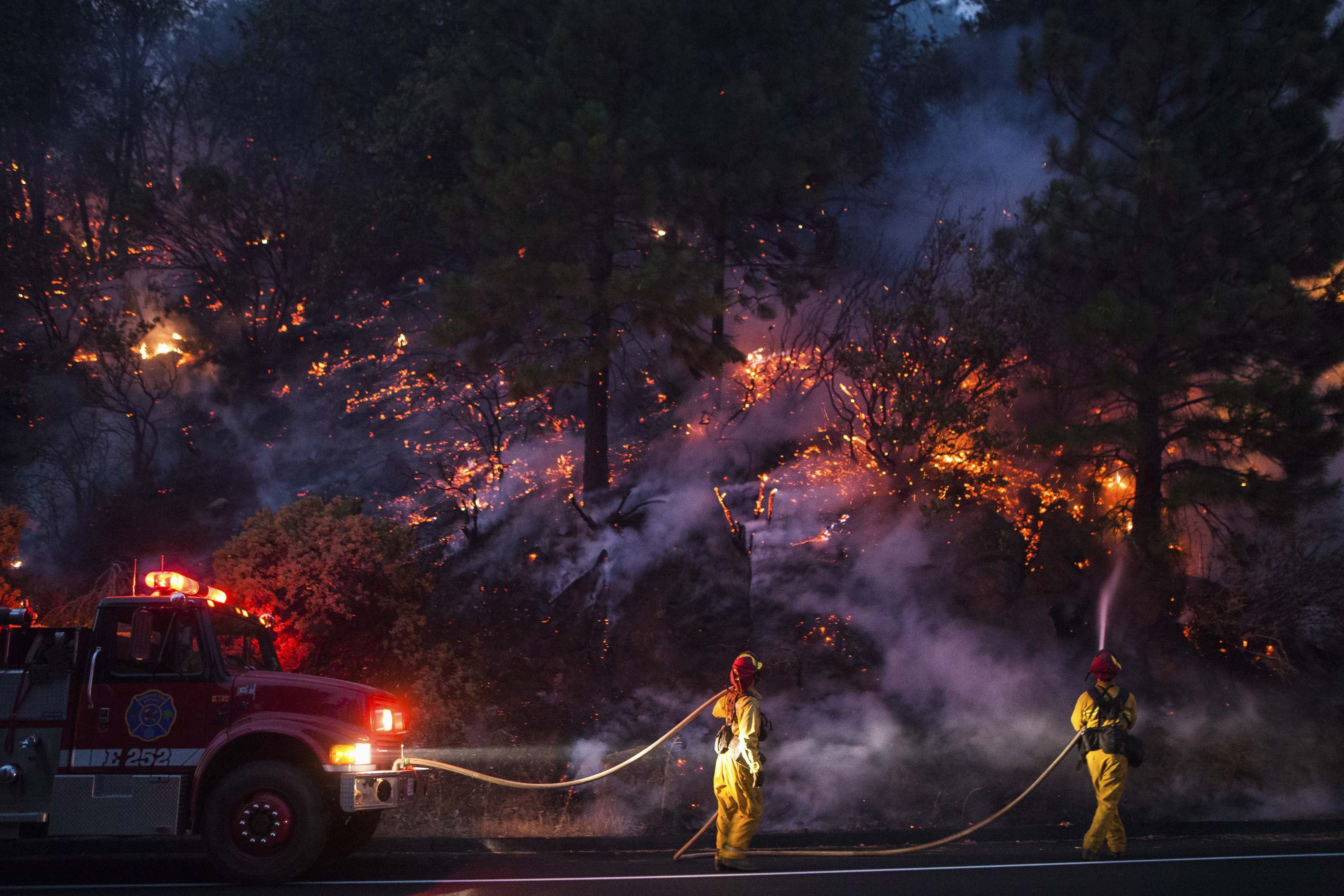 Σχεδόν 3.000 πυροσβέστες μάχονται με την πύρινη λαίλαπα - ΦΩΤΟΓΡΑΦΙΑ REUTERS