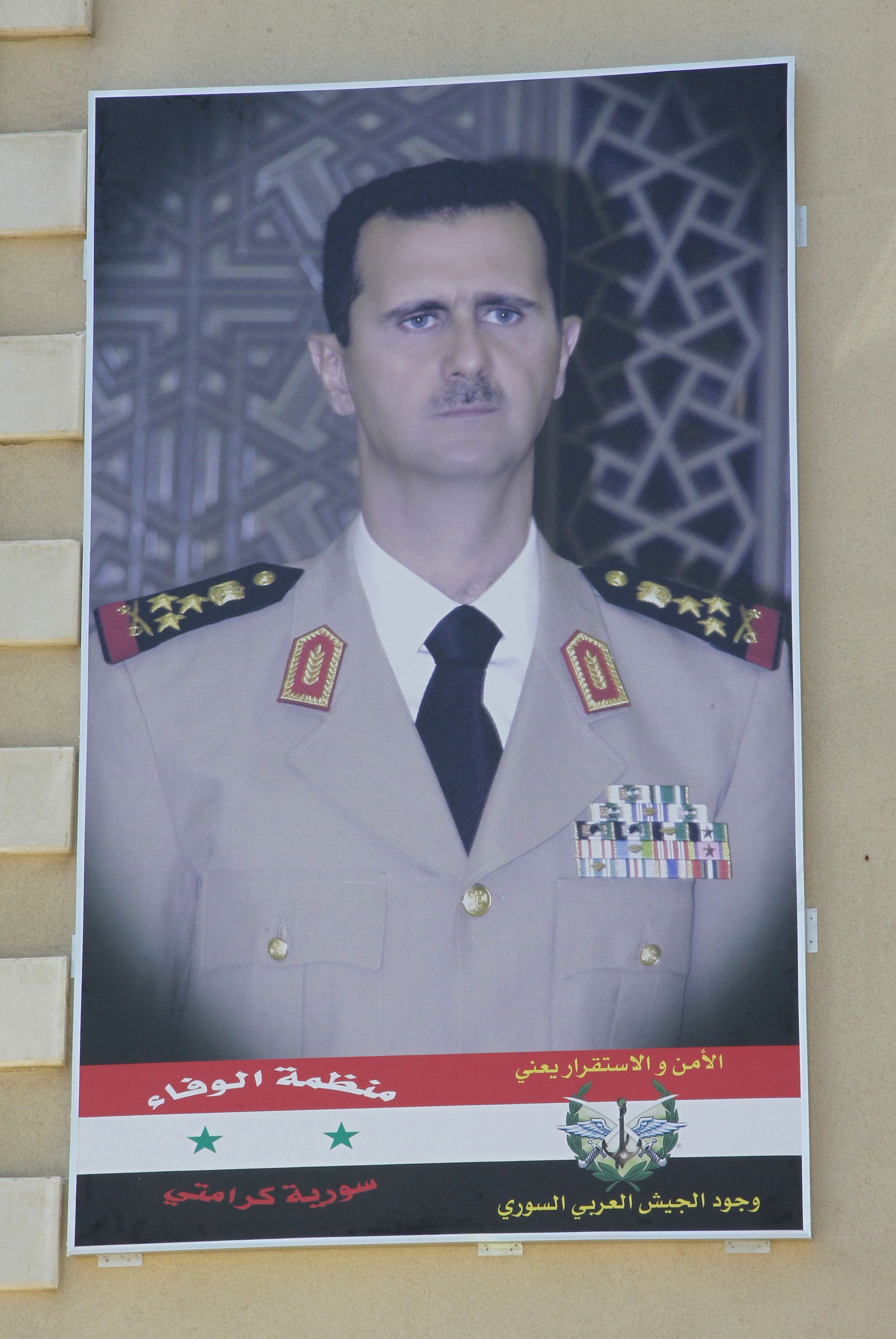 Πορτρέτο του Σύρου προέδρου με τη στρατιωτική του στολή σε κτίριο της Δαμασκού - ΦΩΤΟΓΡΑΦΙΑ REUTERS 