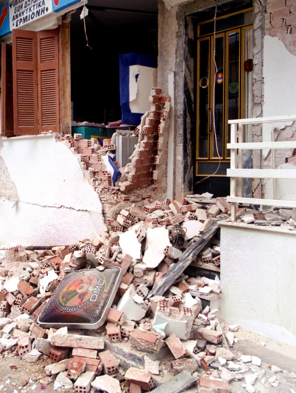 Σπίτια και καταστήματα κοντά στο επίκεντρο κατέρρευσαν - Λιόσια