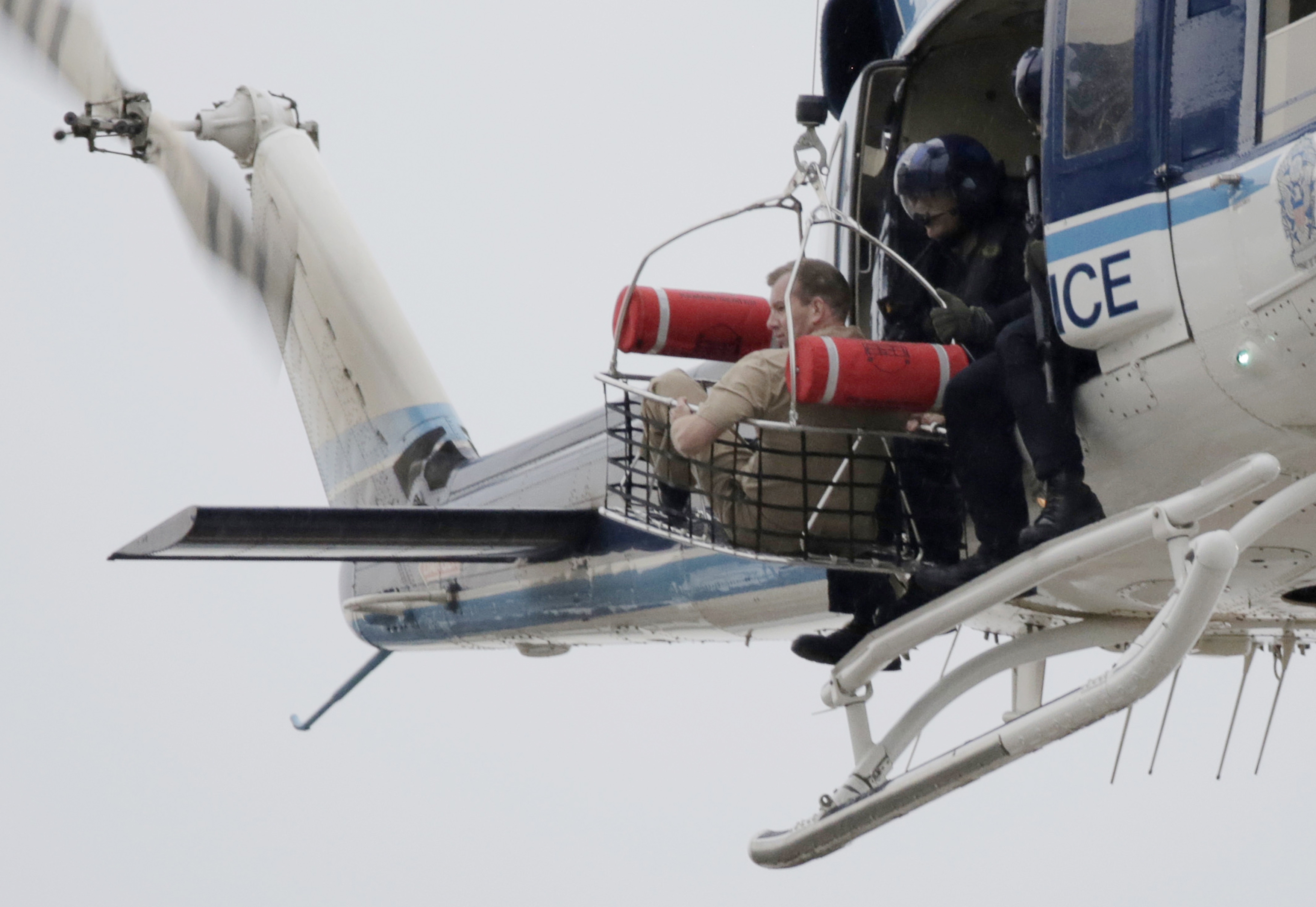 Ελικόπτερα με ειδικά καλάθια απομάκρυναν τους τραυματίες 