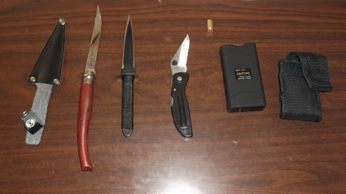 Τα μαχαίρια που βρήκαν οι αστυνομικοί - ΦΩΤΟ από το CretaLive