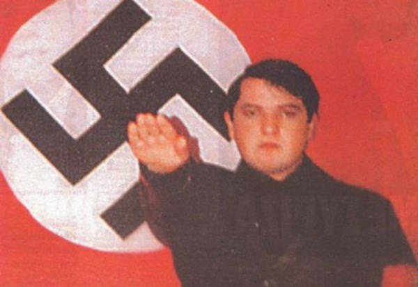 Ο Νίκος Παππάς με στολή των SS, χαιρετά ναζιστικά - ΦΩΤΟΓΡΑΦΙΑ ΕΘΝΟΣ 