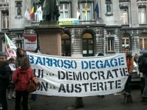 Μπαρόζο φύγε! Ναι στη Δημοκρατία όχι στη λιτότητα γράφει το πανό - ΦΩΤΟΓΡΑΦΙΑ: http://cadtm.org/